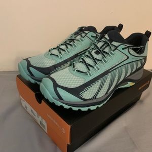 Merrell Women’s hiking shoe never used